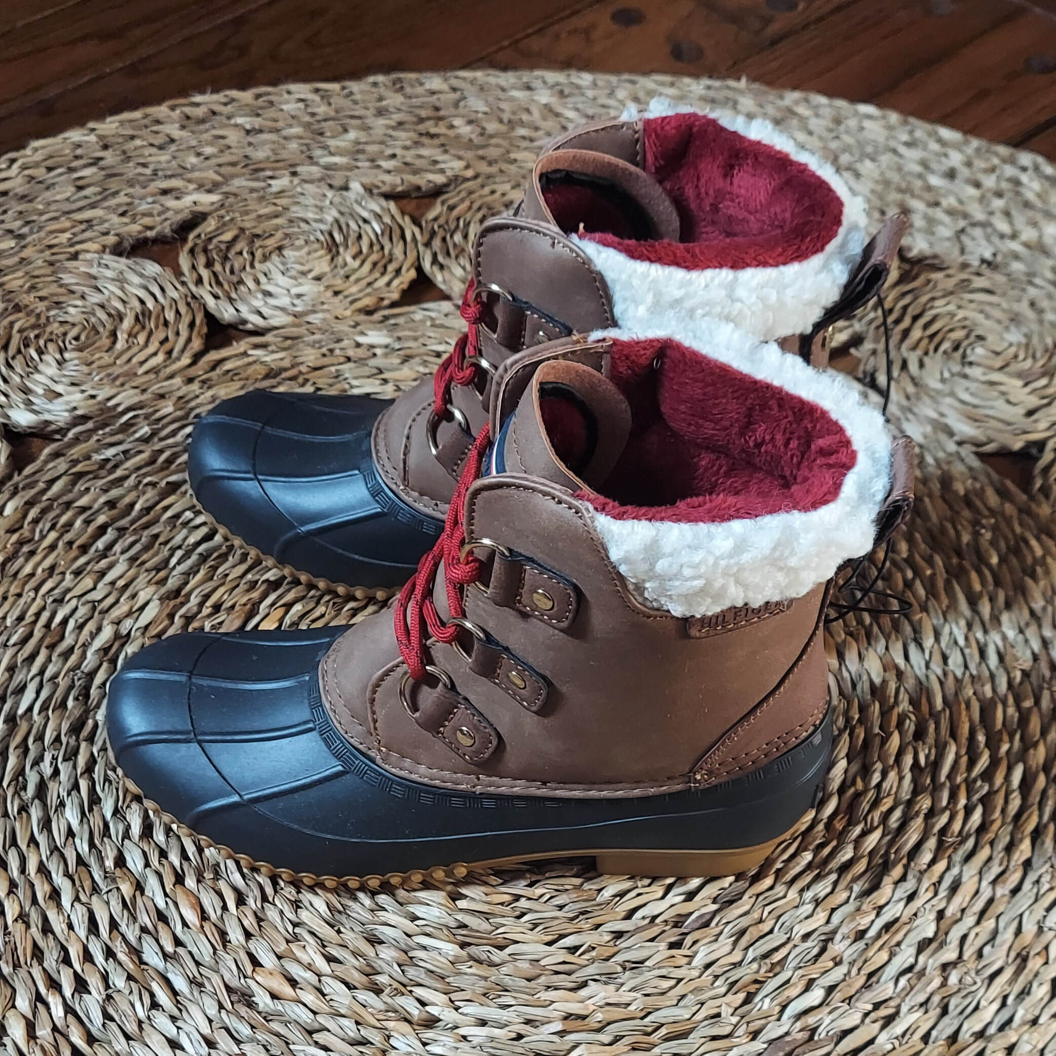 Tommy Hilfiger Women s Duck Boots NWOT Size 8 Burrow Market Thrift